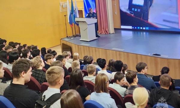 Сотрудники МЧС России рассказали будущим выпускникам о ведомственных вузах Сотрудники МЧС России рассказали будущим выпускникам о ведомственных вузах