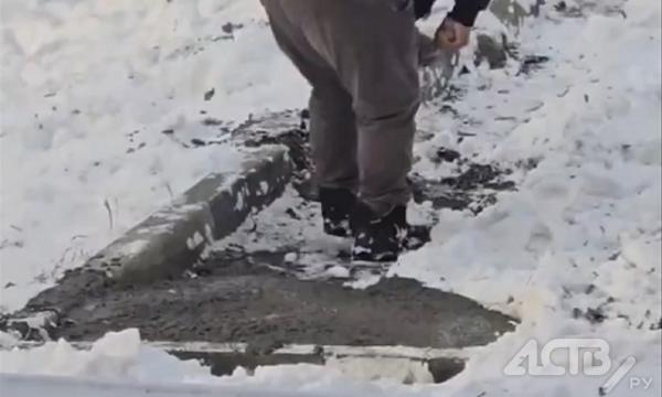 В Южно-Сахалинске рабочие укладывали бетон прямо в снег