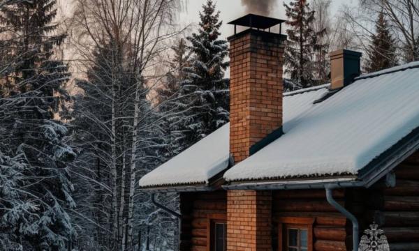 В Южно-Сахалинске от печной трубы загорелась пристройка жилого дома