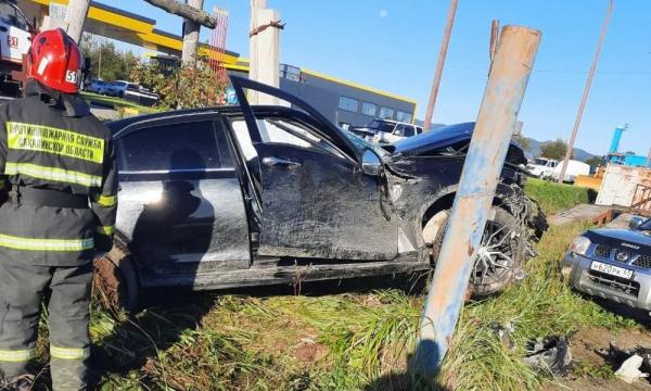 В Аниве автомобиль вылетел в кювет