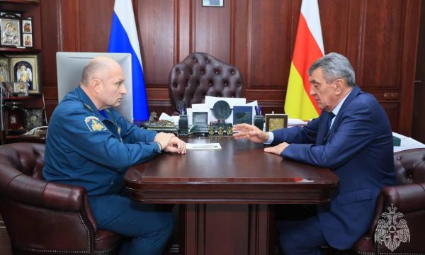 Первые лица МЧС России Александр Куренков и Северной Осетии Сергей Меняйло оценили возможность создания региональной пожарной охраны