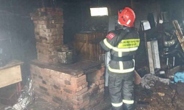 В Тымовском загорелась бесхозная постройка: пожарные справились за 44 минуты