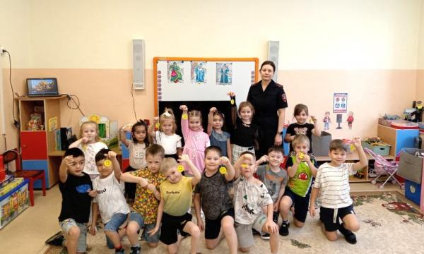 Сотрудники Госавтоинспекции побывали в гостях у ребят детского сада "Огонёк"