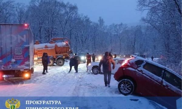 Массовое ДТП в Приморье: столкнулись примерно 8 автомобилей