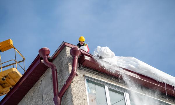 В Южно-Сахалинске беспилотники помогают искать сосульки на крышах В Южно-Сахалинске беспилотники помогают искать сосульки на крышах