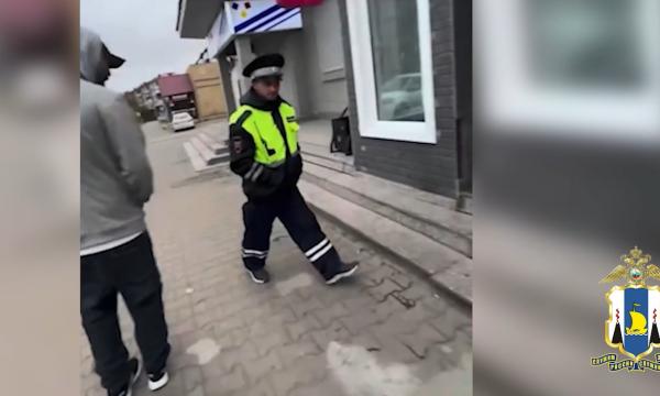 На Сахалине задержали 27-летнего мужчину за прогулки в форме автоинспектора