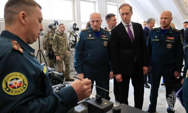 Глава МЧС России Александр Куренков и представители Правительства РФ осмотрели образцы техники и оснащения МЧС России