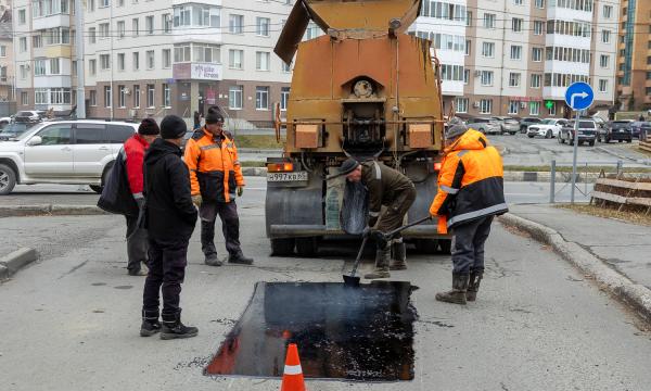 В Южно-Сахалинске начали зимний ремонт дорог литым асфальтом