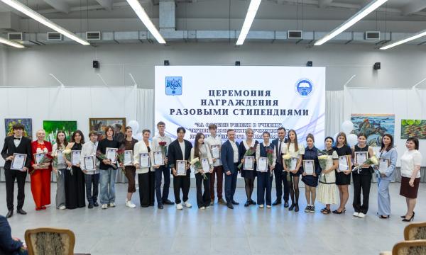 24 лучших выпускника Южно-Сахалинска получили разовые стипендии от мэрии