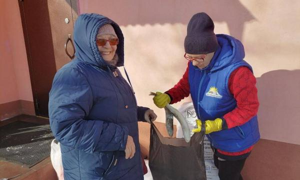 В Поронайском районе проходит благотворительная акция по раздаче наваги