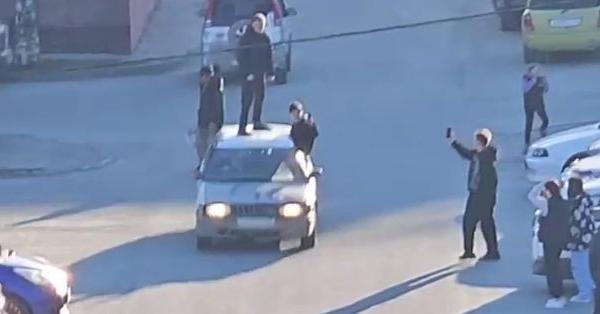 В Южно-Сахалинске подростки купили автомобиль и промчались по улицам на его крыше В Южно-Сахалинске подростки купили автомобиль и промчались по улицам на его крыше