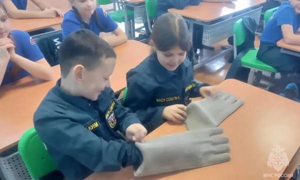 В Александровске-Сахалинском кадеты примерили на себя роль дознавателей МЧС России
