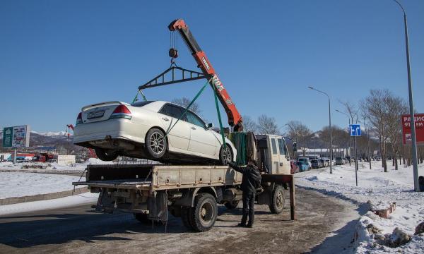 Администрация Южно-Сахалинска борется с бесхозным транспортом во дворах