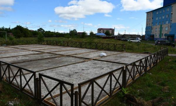 В Поронайске продолжается работа по преображению детских площадок