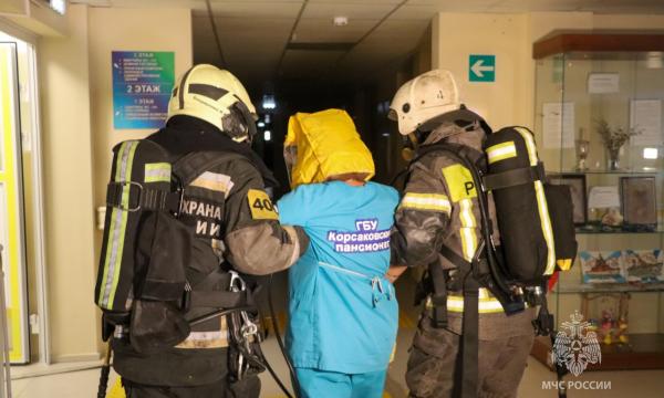 Пять человек оказались в дымовой ловушке: в Корсакове прошли пожарно-тактические учения Пять человек оказались в дымовой ловушке: в Корсакове прошли пожарно-тактические учения
