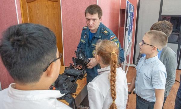 «Огонь, вода и отвага»: школьники Сахалина познакомились с профессией пожарного