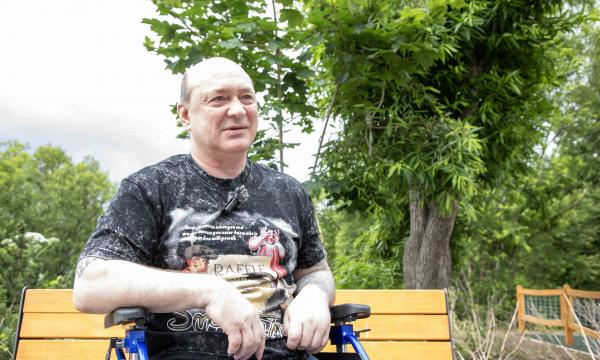 Власти Южно-Сахалинска проверили ход работ по установке пандуса для инвалида-колясочника