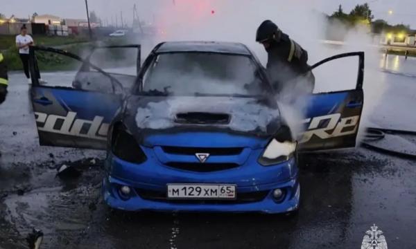 Сегодня утром на улице Железнодорожной в Южно-Сахалинске горел автомобиль