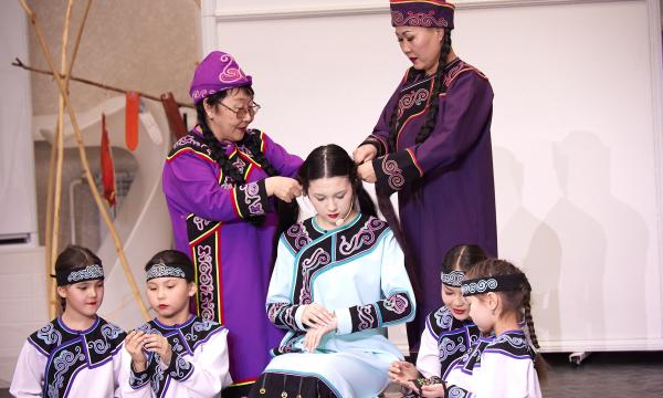 Жители Южно-Сахалинска увидели реконструкцию нивхской свадьбы и попробовали мос Жители Южно-Сахалинска увидели реконструкцию нивхской свадьбы и попробовали мос