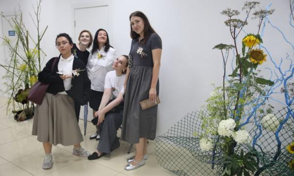 Музей книги Чехова и мастера-флористы вновь подарили сахалинцам "Краски лета"