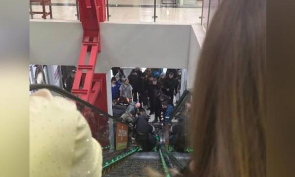 В Приморье руку девочки затянуло в эскалатор
