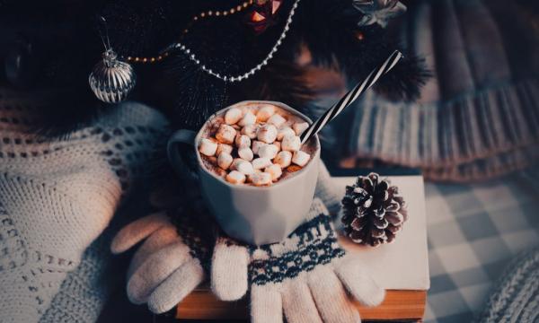 Сахалинцы могут поздравить близких новогодними ИИ-открытками