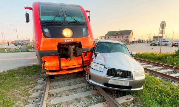 Выезд автомобиля на пути перед приближающимся поездом стал причиной ДТП на переезде в Сахалинской области