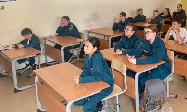 Инспенкторы ГПН рассказали кадетам о пожарной безопасности