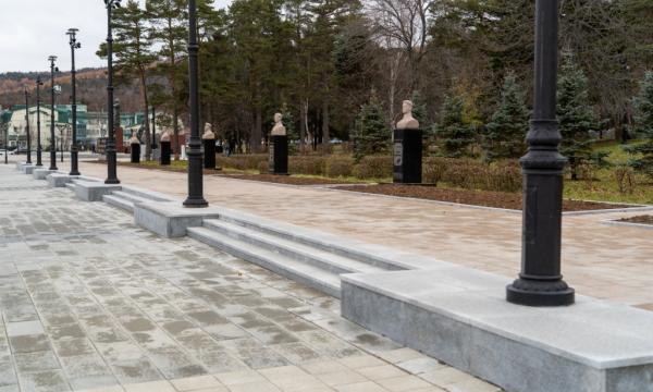 Мэр Южно-Сахалинска проверил работу по благоустройству площади Славы