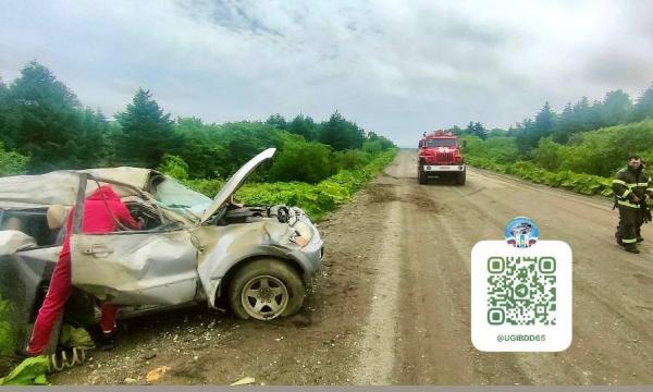 Водитель Mitsubishi Pajero не справился с управлением и перевернулся на сахалинской трассе