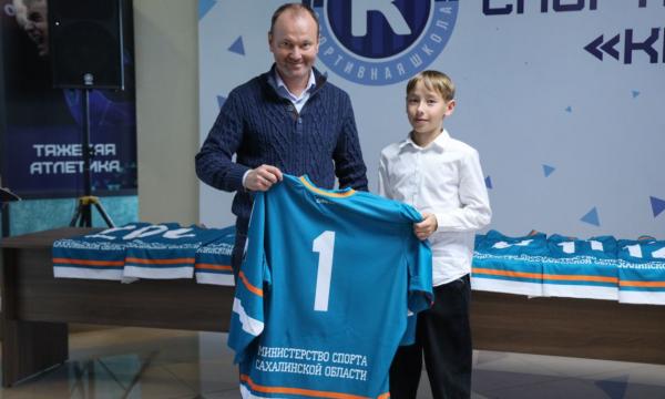 Сахалинская команда готовится к первому международному турниру "Золотая шайба"