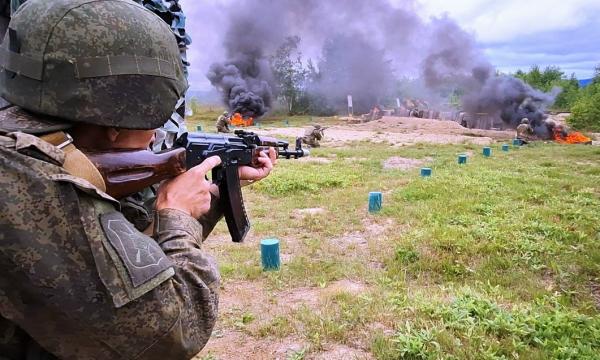 Сахалинские военные отрабатывают штурм позиций на полигоне "Троицкий"