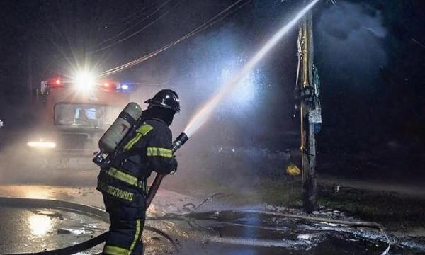 В Углегорском районе горела электрическая опора