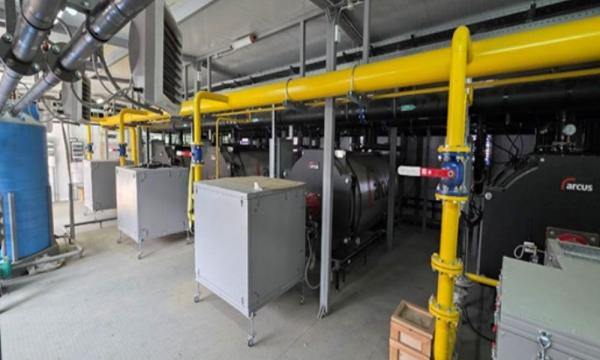 Строители завершают монтаж модульной котельной в Долинском районе