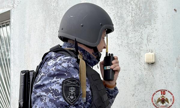 На Сахалине буйный постоялец гостиницы не давал спать гостям, а потом набросился на росгвардейцев