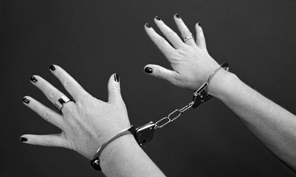 Сахалинка два месяца расплачивалась найденной банковской картой