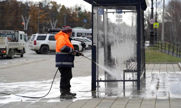 В Южно-Сахалинске готовят автобусные остановки к зимнему периоду