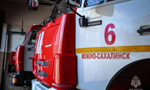 Пожарные Южно-Сахалинска не смогли подъехать к дому из-за оставленных автомобилей