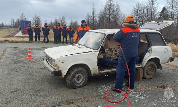 Спасатели МЧС России показали школьникам, как спасают людей при ДТП