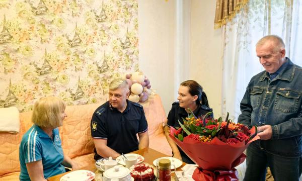 Судебные приставы Сахалина поздравили ветеранов Службы