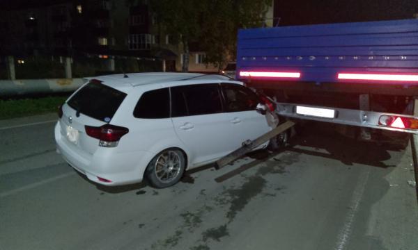 В Аниве водитель Toyota Corolla Fielder врезался в стоящий на дороге грузовик