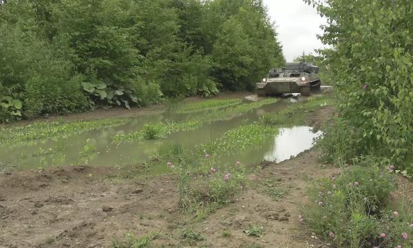 Механики-водители на Сахалине осваивают вождение боевых машин в условиях бездорожья