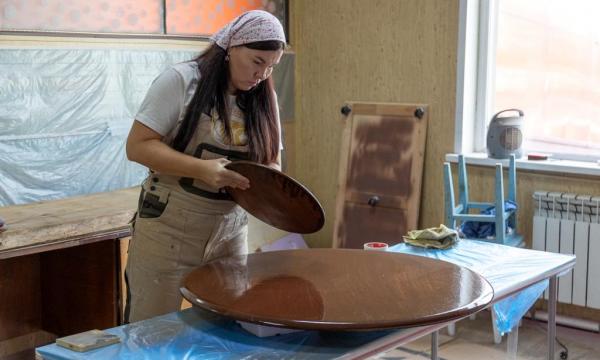 От стюардессы до столяра: как многодетная мама из Южно-Сахалинска превратила хобби в дело жизни