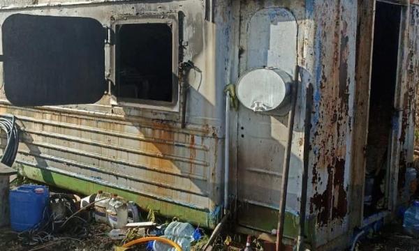 В Поронайском районе потушили пожар в хозяйственной постройке