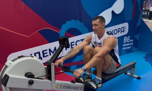 Сахалинец принял участие в установлении рекорда России по гребле-индор