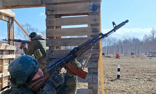 Военнослужащие на Сахалине тренируются захватывать опорные пункты и окопы противника Военнослужащие на Сахалине тренируются захватывать опорные пункты и окопы противника