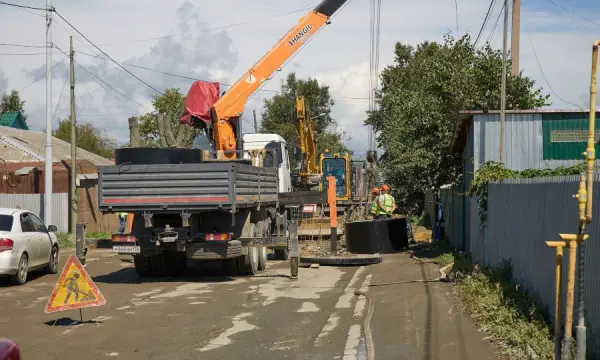 Незаконные врезки в водопровод задержали ремонт улицы Достоевского в Южно-Сахалинске