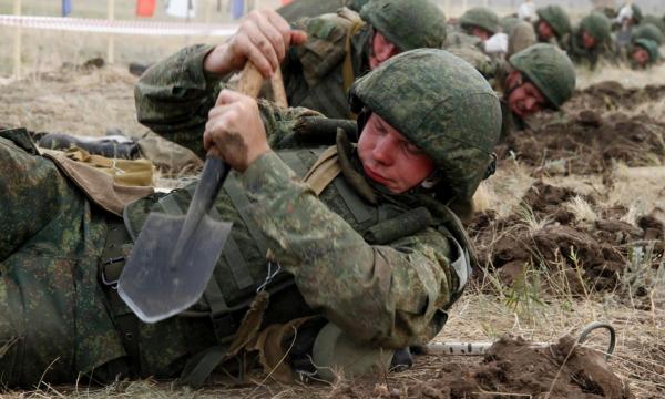 Военнослужащие ВВО тренируются окапываться в складчатой местности