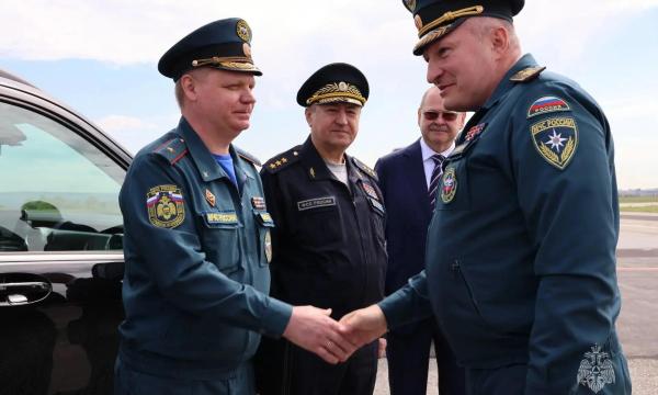 Александр Куренков передал новую технику пензенским спасателям и наградил личный состав Александр Куренков передал новую технику пензенским спасателям и наградил личный состав
