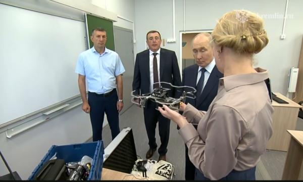 Владимиру Путину показали, как сахалинские школьники собирают и программируют беспилотники Владимиру Путину показали, как сахалинские школьники собирают и программируют беспилотники